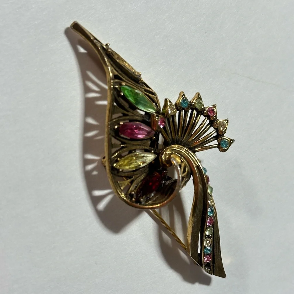 Weiss Antique Gold Tone Scroll Ribbon Style Rhinestone Pin Brooch (Repair)